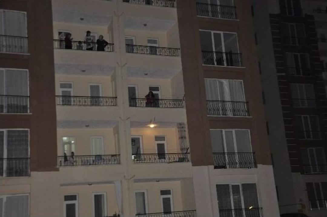 Cinnet Getiren Kadın Evdeki B&uuml;t&uuml;n Eşyaları Sokağa Fırlattı