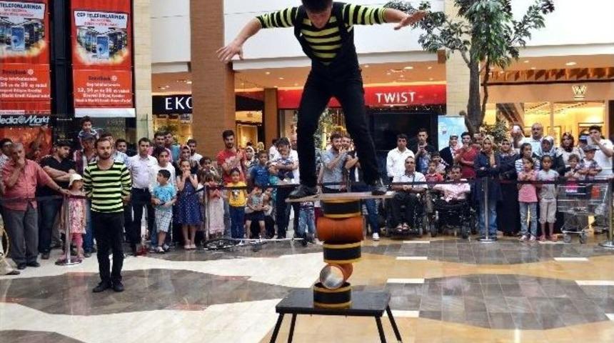 Piazza&rsquo;da Nefes Kesen Cambaz G&ouml;sterisi