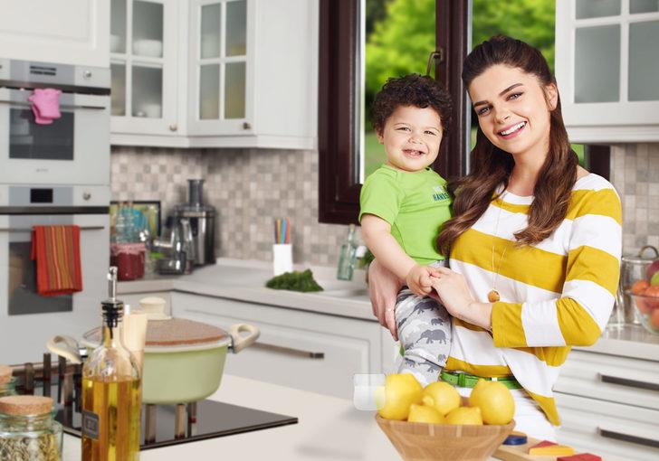 Pelin Karahan ilk kez bebeğiyle objektif karşısına ge&ccedil;ti 