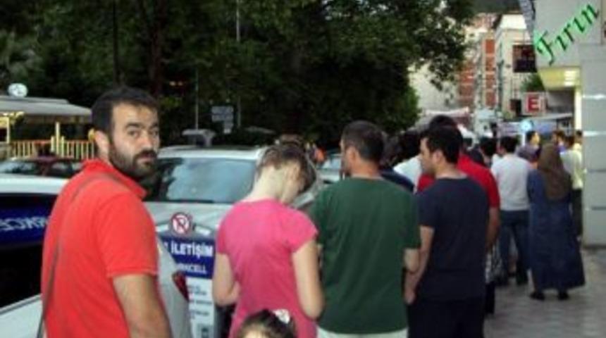 Vatandaşların Ramazan Ayında Metrelerce Pide Kuyruğu