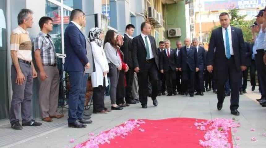 Bah&ccedil;eli'nin Ayağı Kırmızı Halıya Takıldı