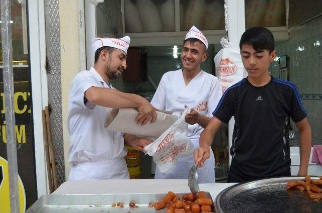 Çiğköfte Ve Tatlı Tezgahlardaki Yerini Aldı