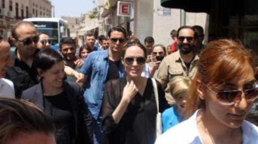 Angelıne Jolıe Mardin&rsquo;de Eşi Brad Pıtt&rsquo;e Kehribar Tespih Aldı