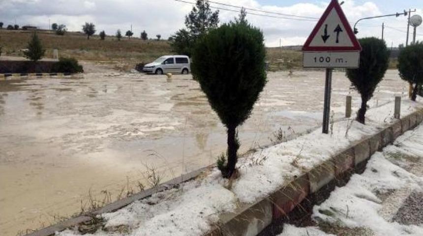 Korkuteli'de Dolu Tarım Alanlarını Vurdu