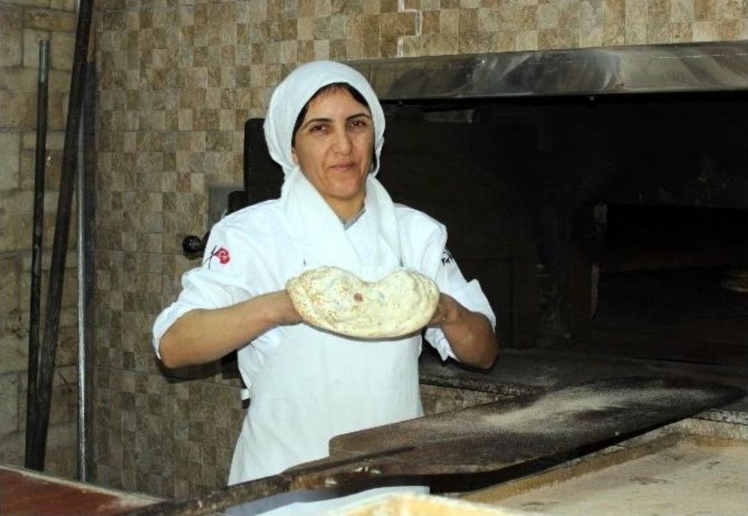 (&ouml;zel Haber) Elinin Hamuru İle Erkeklere Taş &Ccedil;ıkartıyor