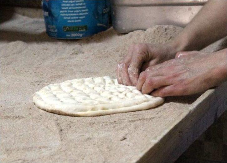 (özel Haber) Elinin Hamuru İle Erkeklere Taş Çıkartıyor G2