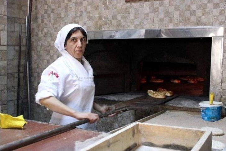 (özel Haber) Elinin Hamuru İle Erkeklere Taş Çıkartıyor G3