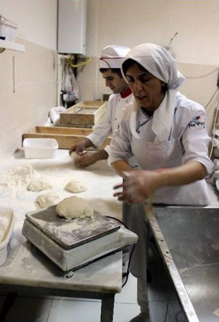 (özel Haber) Elinin Hamuru İle Erkeklere Taş Çıkartıyor G5