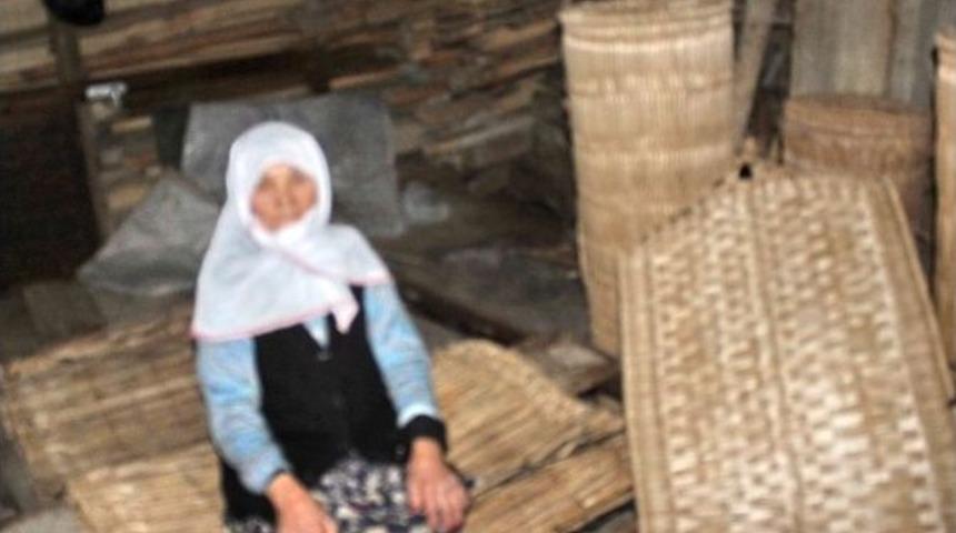 Hesna Nine 78 Yıldır Hasır Dokuyor