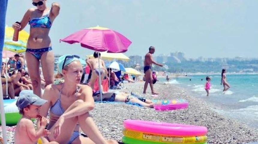 Antalya'da Sahiller Doldu Taştı