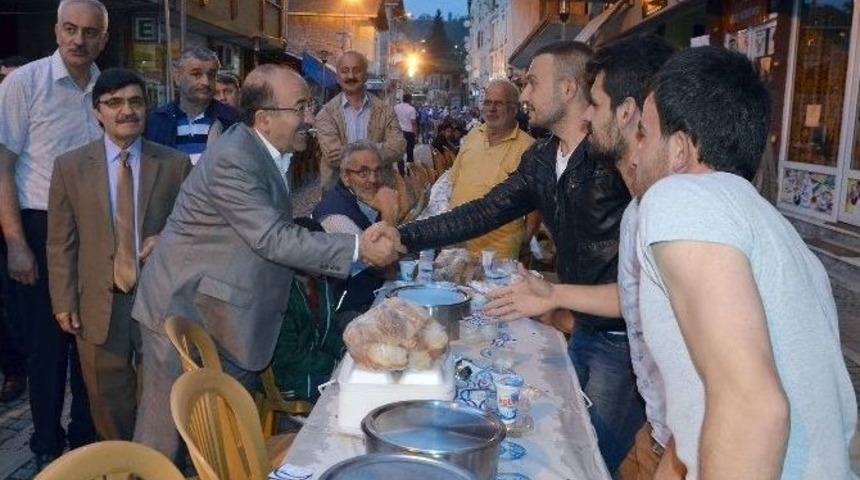 Başkan G&uuml;mr&uuml;k&ccedil;&uuml;oğlu Hayratlılar&rsquo;la İftarda Buluştu