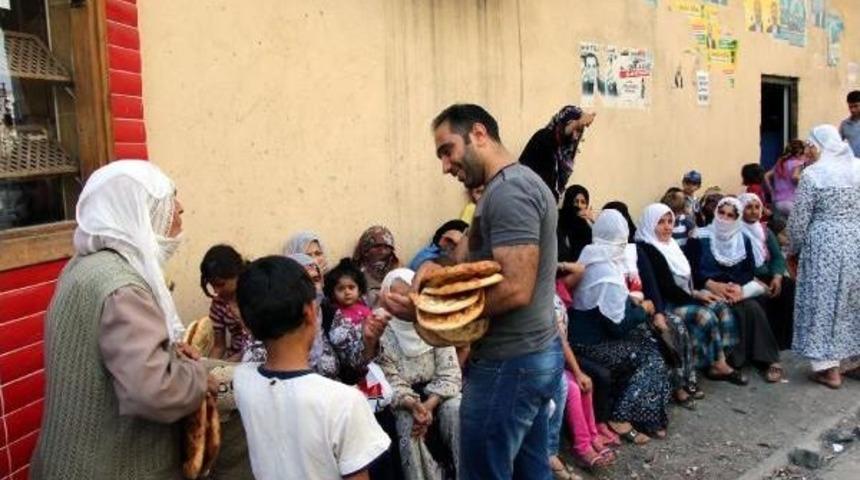 Ramazanda Ücretsiz Ekmek Kuyruğu