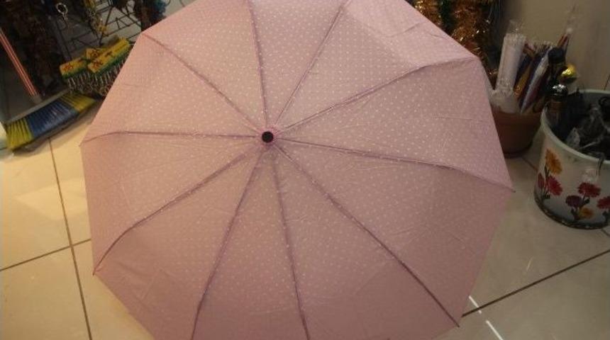 Yağmur Şemsiye Satıcılarının Y&uuml;z&uuml;n&uuml; G&uuml;ld&uuml;rd&uuml;