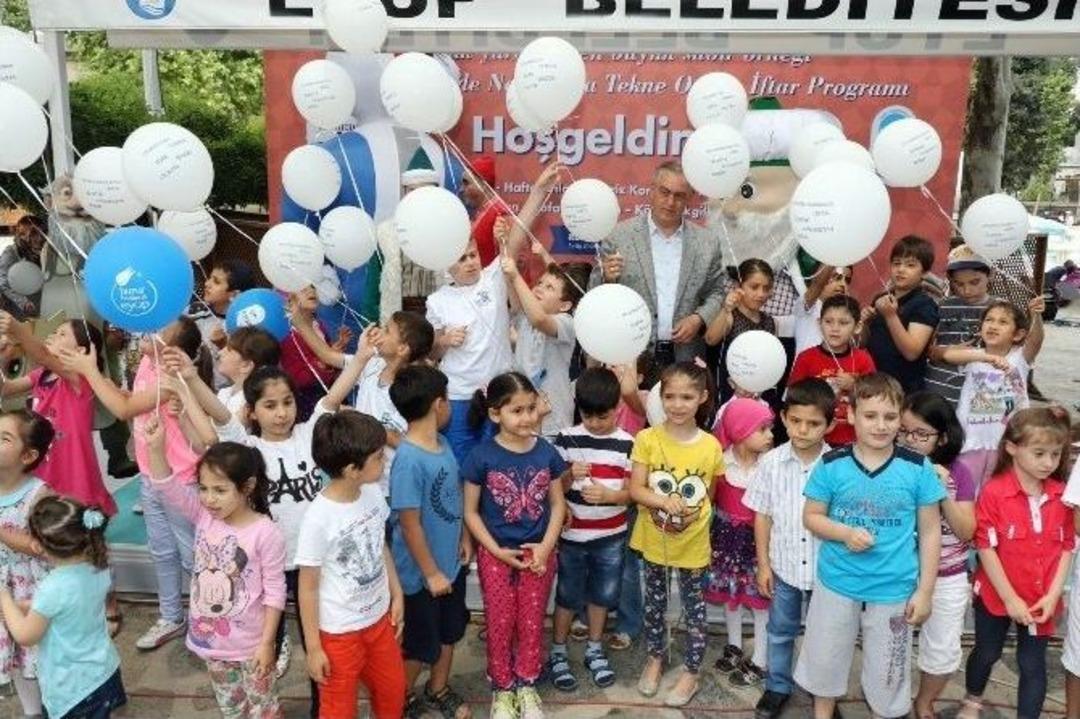 Minik Y&uuml;rekler M&uuml;sl&uuml;manlar İ&ccedil;in G&ouml;ky&uuml;z&uuml;ne Balon U&ccedil;urdu