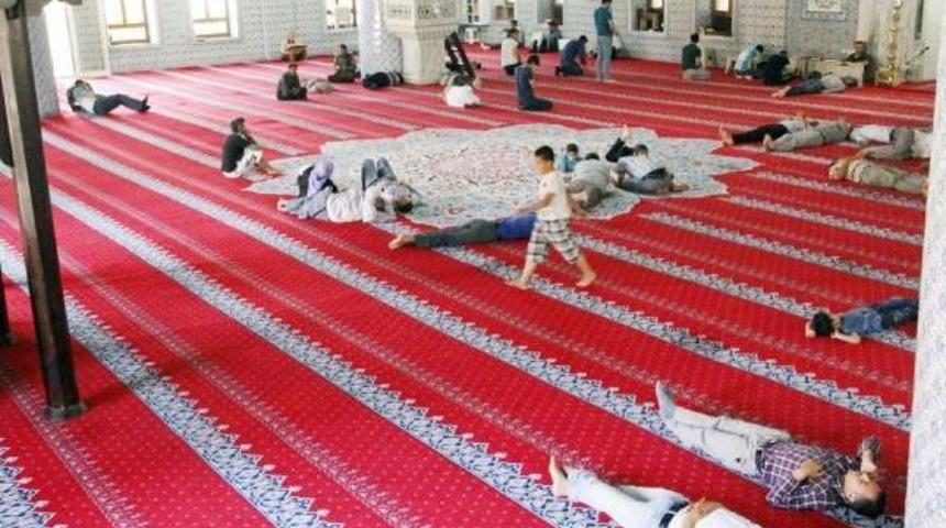 Camilerde &Ouml;nce Namaz Sonra Uyku