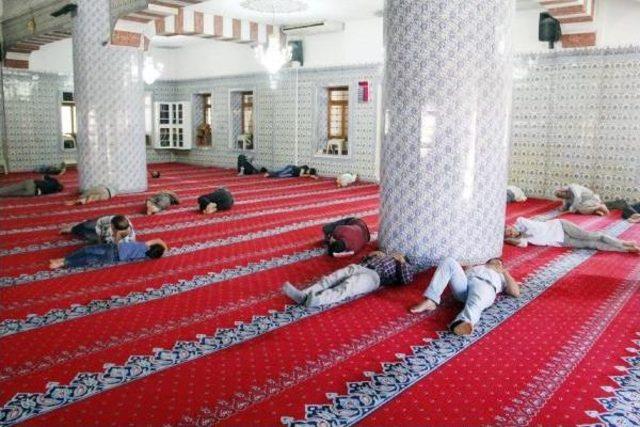 Camilerde &Ouml;nce Namaz Sonra Uyku 3