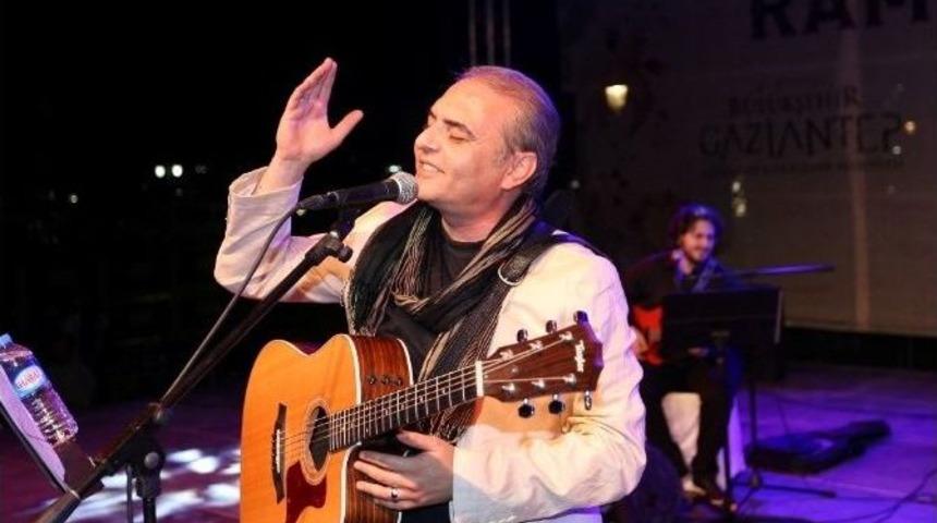 Sanat&ccedil;ı Aykut Kuşkaya Gaziantep&rsquo;te Konser Verdi