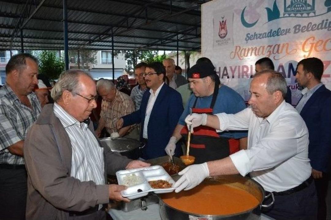 Aşağı&ccedil;obanisa&rsquo;da Bin 200 Kişilik İftar Sofrası Kuruldu