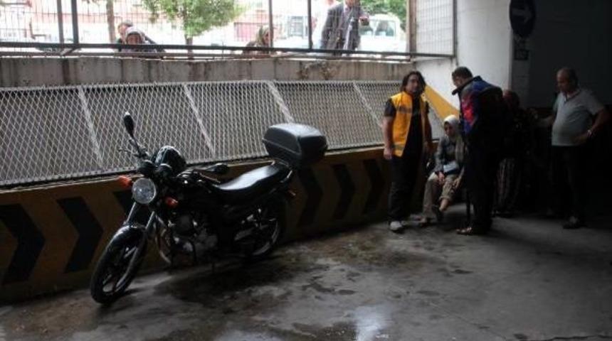 Otopark Girişinde Motosiklet Ile Kamyonet &Ccedil;arpıştı: 1 Yaralı