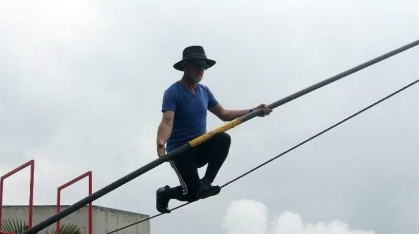 65 Yaşındaki İp Cambazı G&ouml;renleri Şaşırtıyor