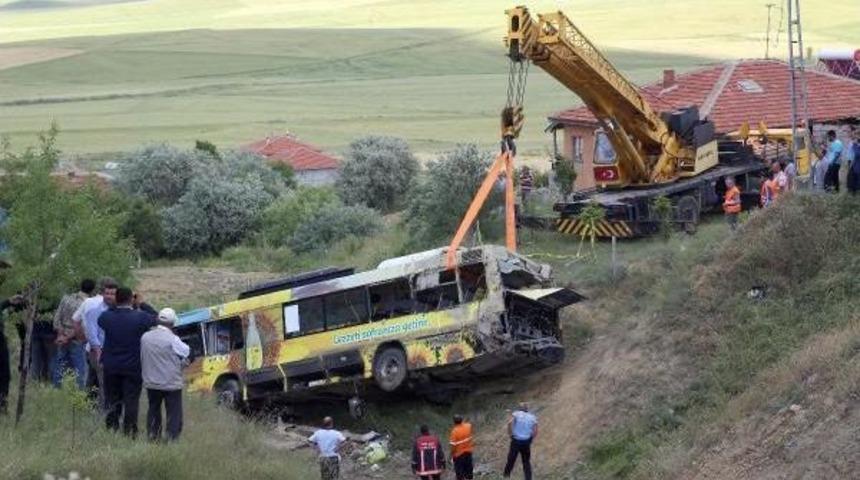 Ego Otob&uuml;s&uuml; Şarampole Yuvarlandı; 1 &Ouml;l&uuml;, 20'den Fazla Yaralı - Fotoğraflar