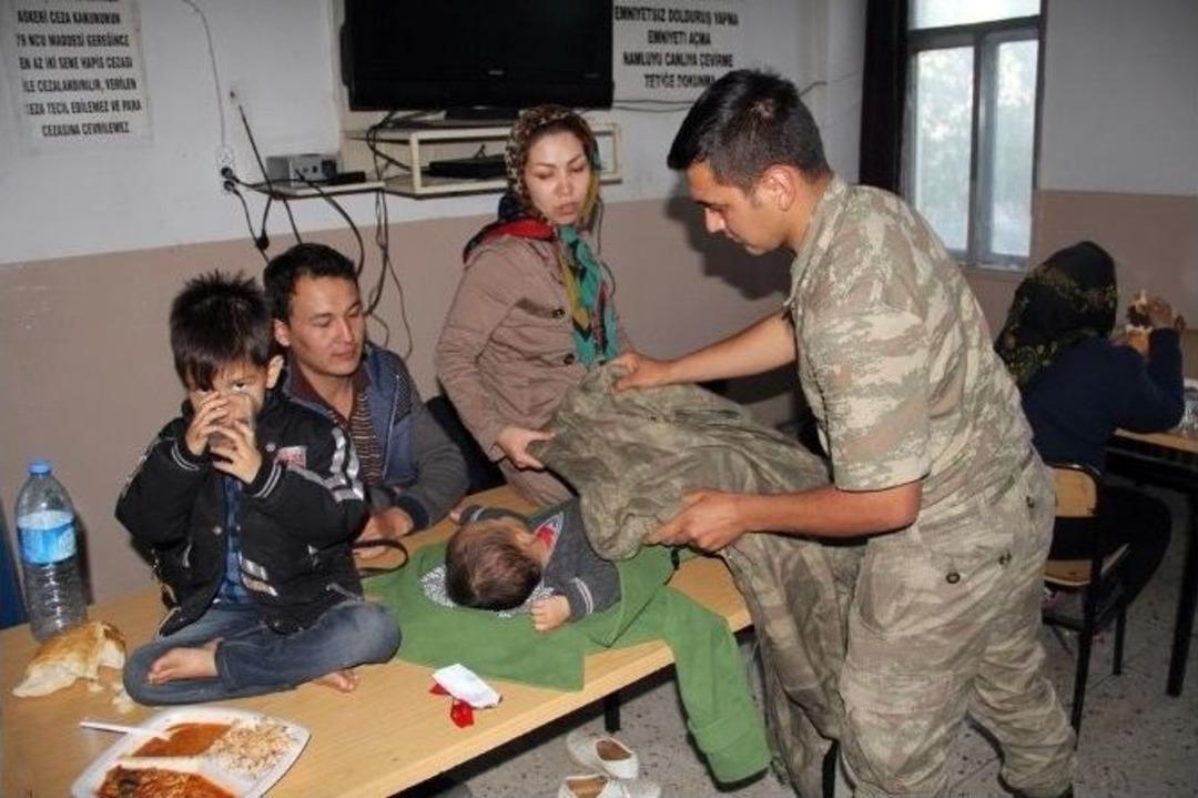 Başkale&rsquo;de Afgan M&uuml;ltecileri Mehmet&ccedil;ik Kurtardı