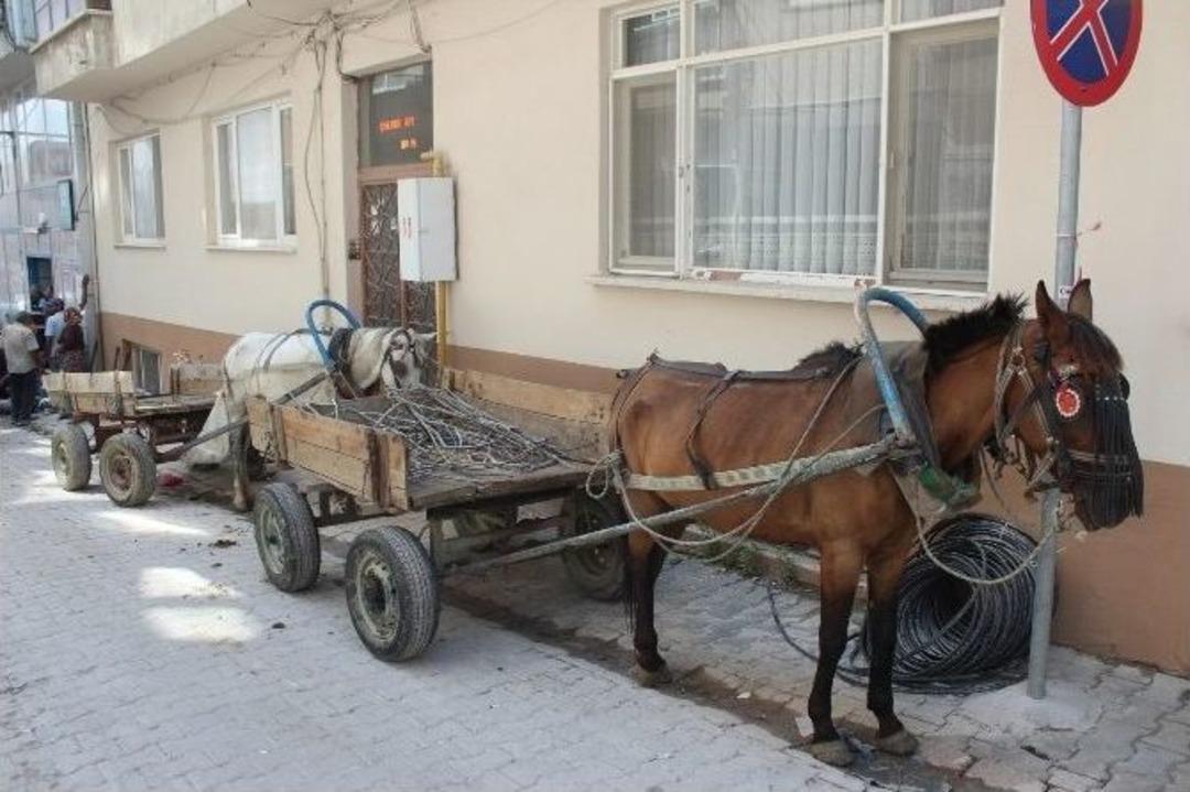 Yıkımı Devam Eden Binadan Demir Topluyorlar