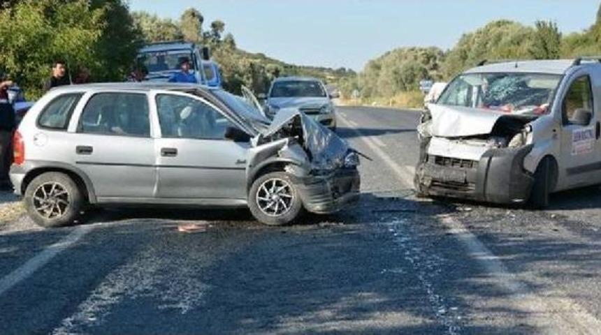 Otomobille Hafif Ticari Ara&ccedil; &Ccedil;arpıştı: 1 &Ouml;l&uuml;, 2 Yaralı