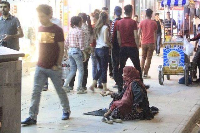 Hakkari Batı’dan Gelen Dilencilerden Geçilmiyor