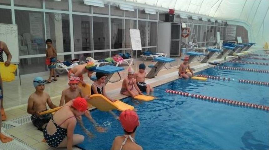 Karamanlı &Ccedil;ocuklar Yazın Tadını Y&uuml;zerek &Ccedil;ıkarıyor