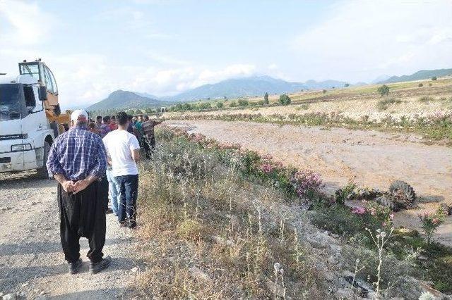 Traktörü İle Sele Kapılan Sürücü Son Anda Kurtarıldı