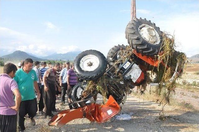 Traktörü İle Sele Kapılan Sürücü Son Anda Kurtarıldı