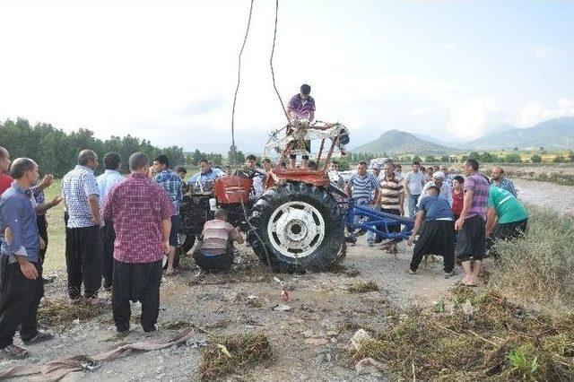 Traktörü İle Sele Kapılan Sürücü Son Anda Kurtarıldı