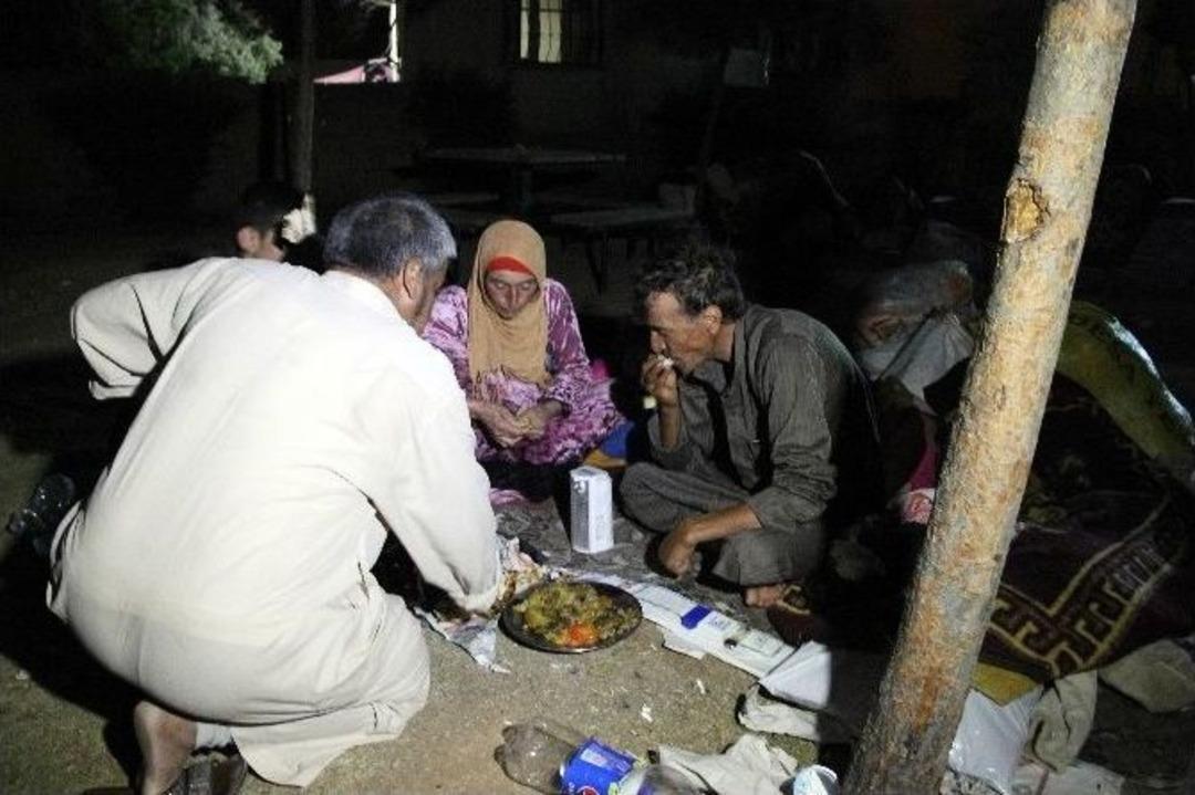 (&ouml;zel Haber) Park Ve Sokaklarda Yatan Suriyeliler Y&ouml;re Halkının Verdiği Yemekle Sahur Yapıyor