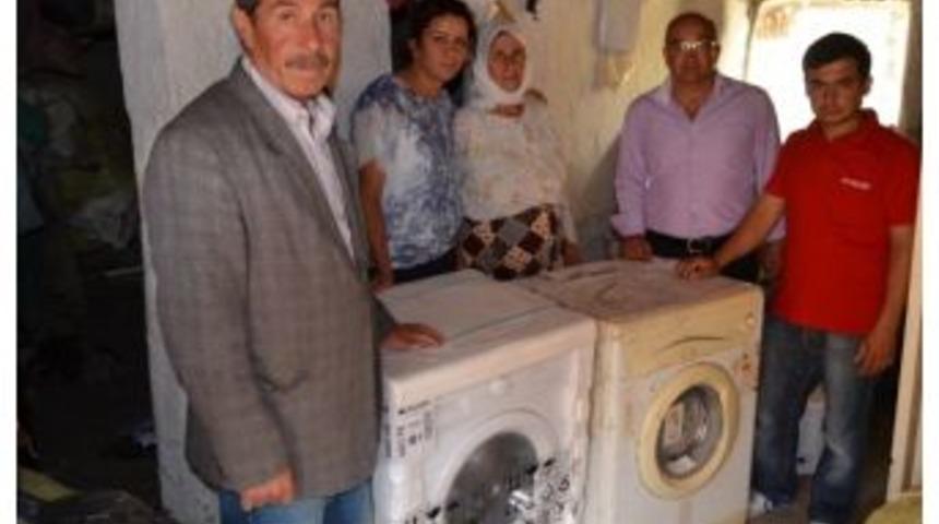 Sel Mağduru Aileye &Ccedil;amaşır Makinesi Desteği