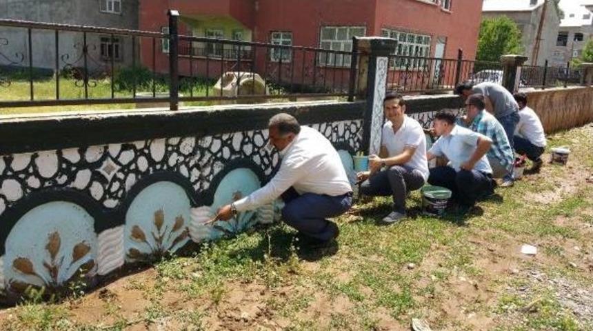 Muş'ta &Ouml;ğretmenler Okulu Ve &Ccedil;evresini G&uuml;zelleştiriyor