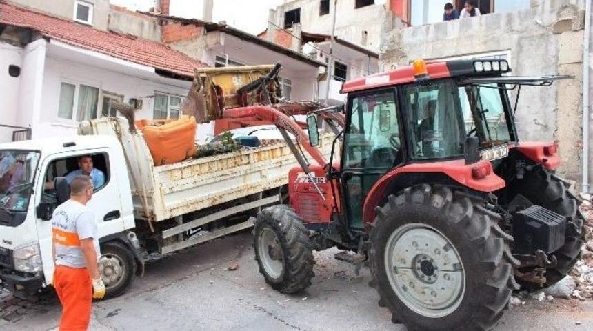 İzmit&rsquo;te Her G&uuml;n 5 Kamyon Ev Eşyası Toplanıyor