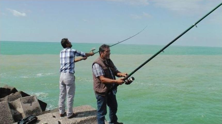 Balık Avlayarak İftar Saatini Bekliyorlar