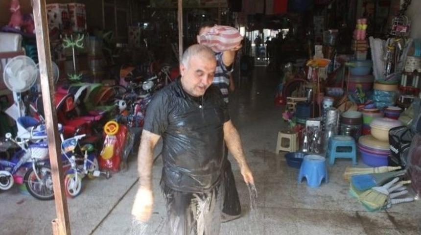 Sıcaktan Bulanan Esnafın Serinleme Y&ouml;ntemi G&ouml;renleri Şaşırtıyor