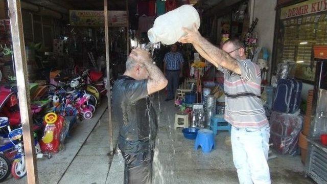 Sıcaktan Bulanan Esnafın Serinleme Yöntemi Görenleri Şaşırtıyor