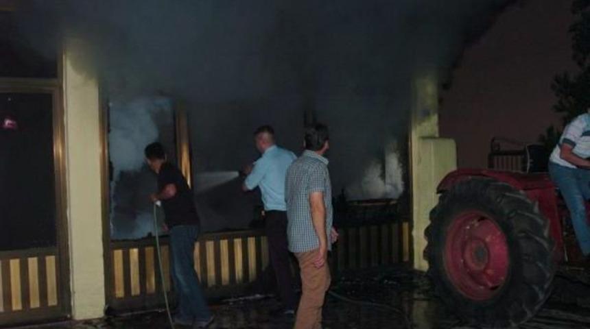 Trakt&ouml;r Bayisinde Korkutan Yangın