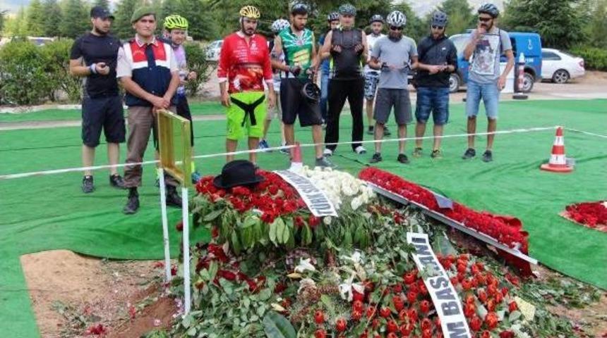 Demirel'in Mezarına 'babalar G&uuml;n&uuml;' Ziyareti