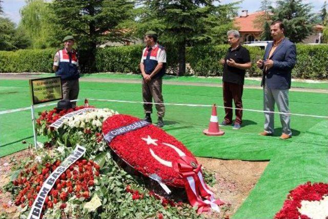 Demirel in Mezarına  babalar G&uuml;n&uuml;  Ziyareti 2