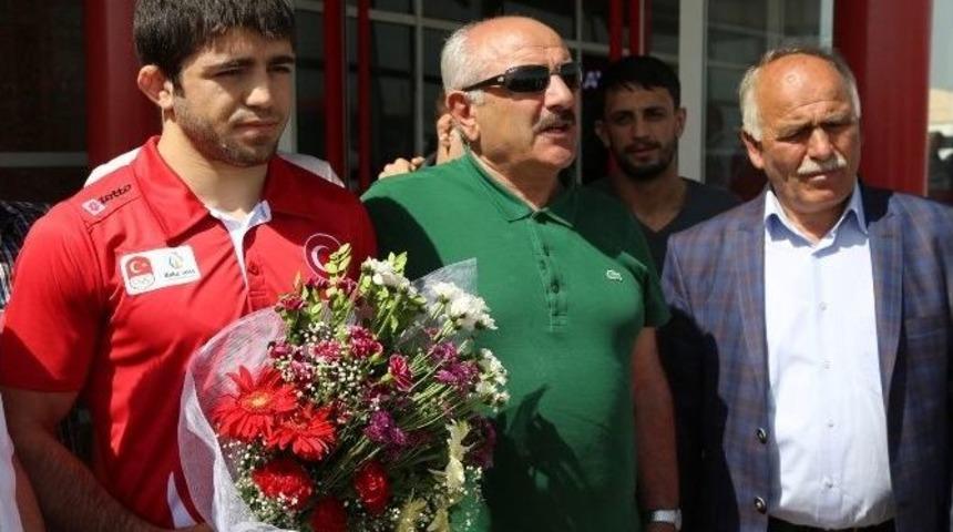 Avrupa Yaz Spor Oyunları&rsquo;nda 3. Olan Yakup Erzurum&rsquo;da Coşkuyla Karşılandı