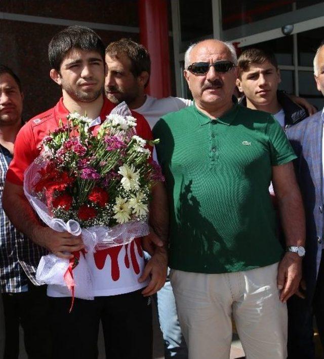 Avrupa Yaz Spor Oyunları’nda 3. Olan Yakup Erzurum’da Coşkuyla Karşılandı