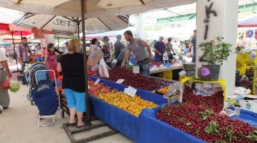 Burhaniye&rsquo;de Yazlık&ccedil;ılar Pazarlara Hareket Getirdi