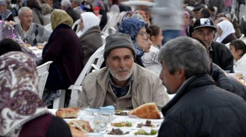 Ramazan Sofraları Han Ve Mahmudiye&rsquo;de Kuruldu