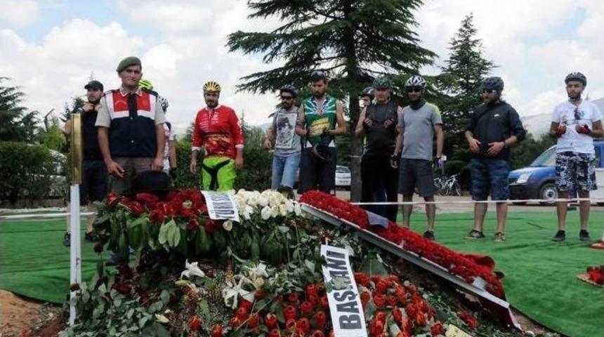 Babalar G&uuml;n&uuml;&rsquo;nde Demirel&rsquo;in Mezarına Ziyaret&ccedil;i Akını