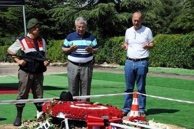 Babalar Günü’nde Demirel’in Mezarına Ziyaretçi Akını