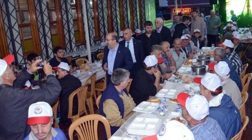 Dernekpazarı&rsquo;nda Y&uuml;zlerce Kişi Bir Arada Oru&ccedil; A&ccedil;tı